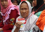 Layanan Call Center 24 Jam Hadir untuk Laporkan Salah Sasaran Bansos | Sumber gambar Tribunnews.com