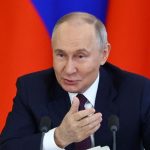 Foto: Presiden Rusia Vladimir Putin berbicara selama upacara setelah pembicaraan dengan mitranya dari China Xi Jinping di Kremlin di Moskow, Rusia, 8 Mei 2025. (REUTERS/Evgenia Novozhenina)