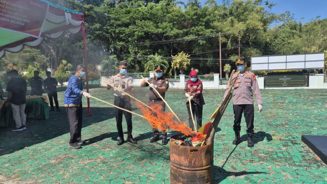 Kegiatan Pemusnahan Barang Rampasan Inkracht Berlangsung Sukses di Kantor Kejaksaan Negeri Halsel