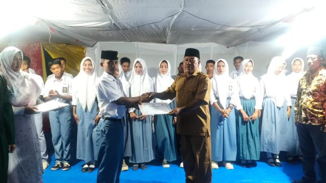 Penyerahan Sertifikat PASKI serta Hadiah Bola-Dandut dan Lomba Baris-Berbaris SD Warnai Puncak HUT RI ke-81 di Sekely
